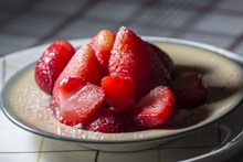 鲜红草莓食用精美图片