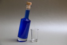 一瓶蓝色鸡尾酒精美图片