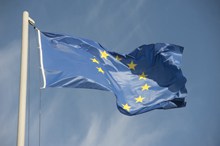 欧洲联盟国旗飘扬高清图