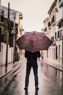 男人雨中撑伞背影图片素材