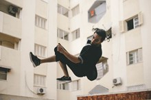 男人跳跃姿势悬浮拍摄图片素材