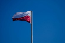 飘扬波兰国旗图片素材