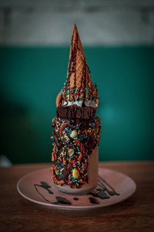巧克力蛋糕冰淇淋图片