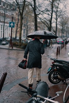 孤独男人雨中撑伞图片素材