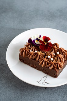 黑巧克力裱花蛋糕高清图片