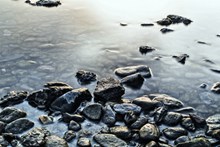 海边黑色岩石图片素材