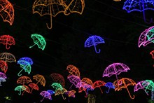 霓虹灯雨伞天幕高清图片