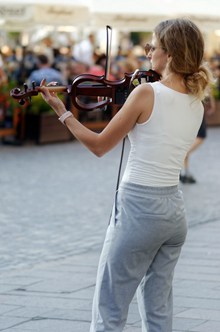 美女拉小提琴背影图片下载