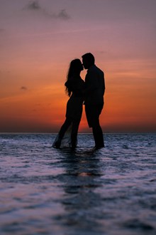 夕阳下接吻的情侣高清图片