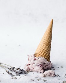 香草味甜筒冰淇淋高清图片