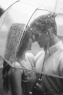 雨中撑伞黑白情侣写真图片素材