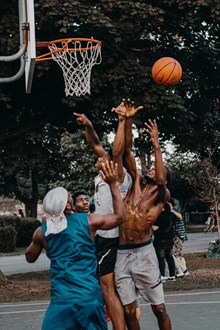 篮球场男生打篮球图片素材