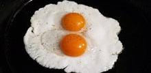 双蛋黄鸡蛋早餐高清图