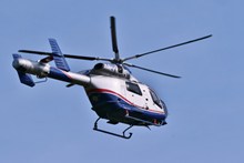 空中蓝色直升机图片下载