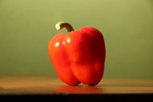 一颗大红青椒高清图片