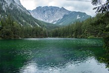 绿色湖泊风景高清图片