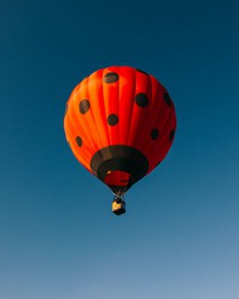 红色热气球竖屏精美图片