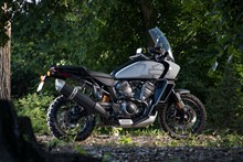 银黑色酷炫摩托车高清图片