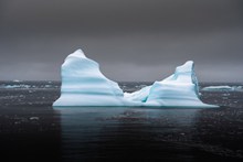 海面冰山风景图片下载