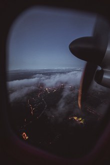 夜晚飞机窗外景色高清图