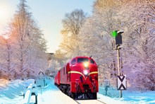冬季雪地火车行驶高清图片