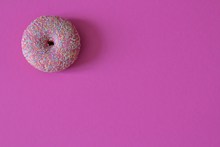 甜甜圈粉色背景高清图片
