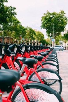红色共享单车整齐排放高清图