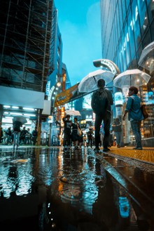 下雨天城市街道夜景高清图