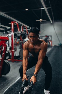 健身男肌肉人体摄影图片