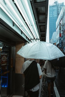 男人雨天撑伞背影高清图片