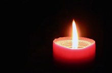 红色蜡烛燃烧火焰图片下载