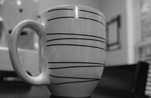 条纹陶瓷咖啡杯高清图