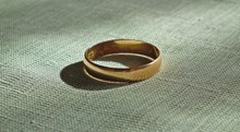 一个结婚金戒指图片素材