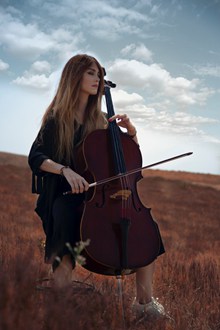 拉大提琴的美女精美图片