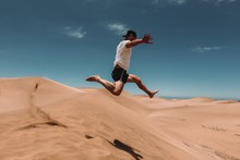 男人沙漠跳跃悬浮摄影图片大全