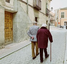 国外老夫妻散步背影精美图片