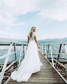 海边新娘婚纱背影高清图片