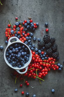 新鲜蓝莓桑葚树果高清图片