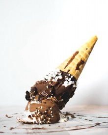 巧克力脆皮甜筒冰淇淋图片下载