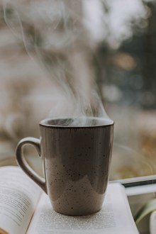 一杯冒烟热咖啡图片