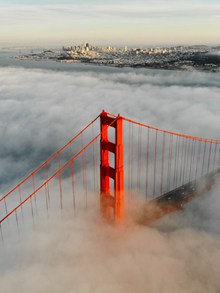 云雾缭绕红色大桥图片素材