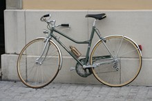 复古老式女款自行车高清图片