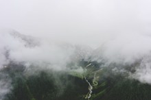 云雾缭绕绿色山林俯视图高清图片
