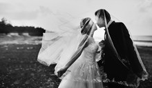 黑白复古接吻婚纱摄影高清图片