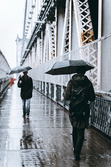 街头男人下雨撑伞精美图片