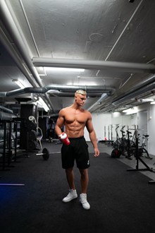 健身房肌肉男人体摄影图片下载