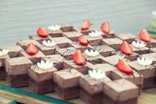 慕斯巧克力草莓蛋糕高清图