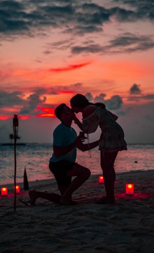 海滩情侣浪漫接吻高清图片