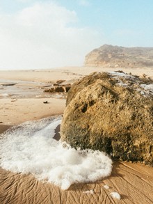 沙滩风化的石头图片下载