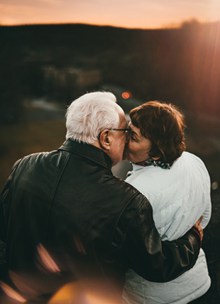 老年夫妻接吻背影图片素材